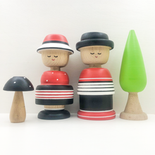 Load image into Gallery viewer, סט אדום שחור: זוג בובות M+, עץ ופטריה
