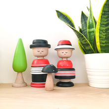 Load image into Gallery viewer, סט אדום שחור: זוג בובות M+, עץ ופטריה
