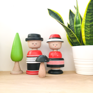 סט אדום שחור: זוג בובות M+, עץ ופטריה
